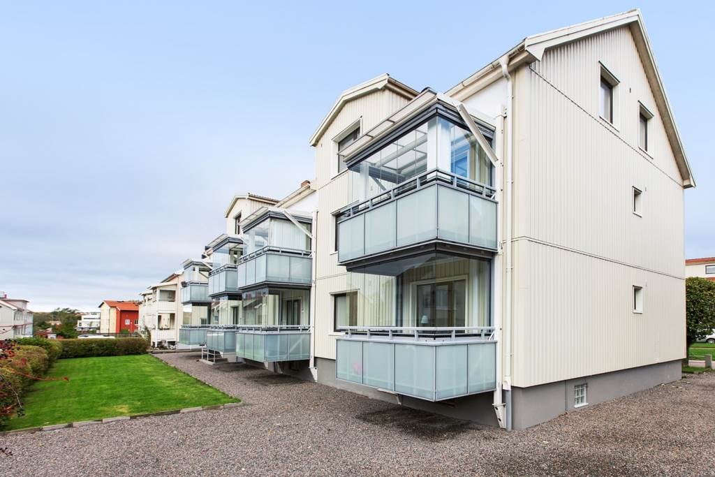 Baksidan av Rådmansgatan 45–47 med inglasade balkonger och gård