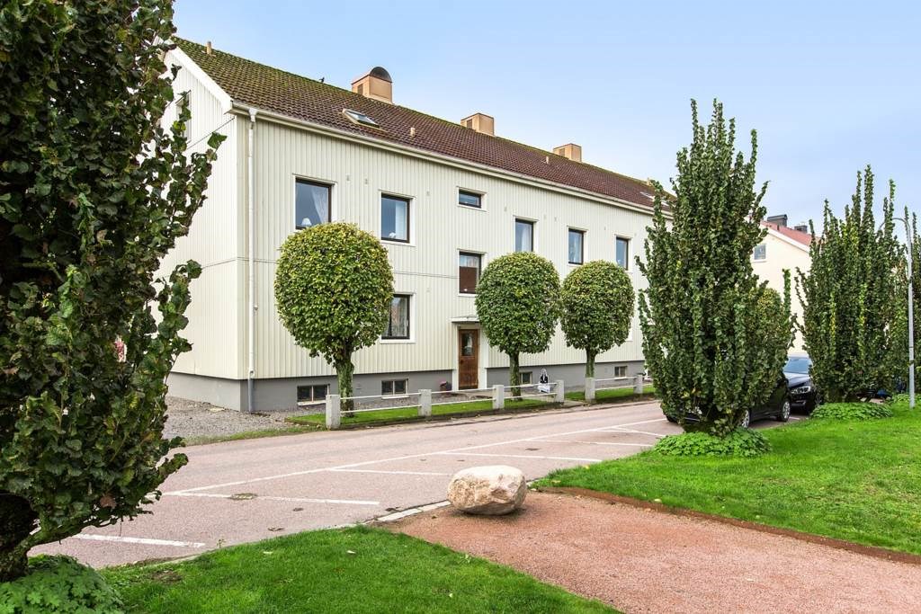 Framsidan av Kungälvs Bostadsrättsförening nr 5 på Rådmansgatan 45–47, med klippta träd