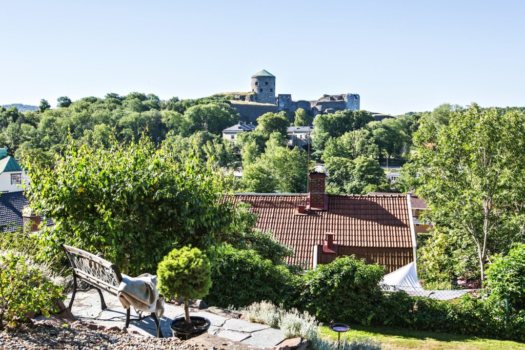 Utsikt över Kungälvs tak mot Bohus fästning