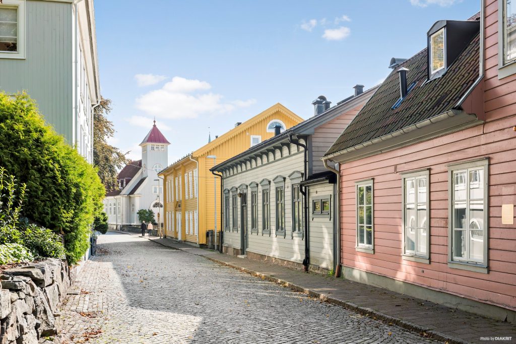 Kullerstensgata med färgglada trähus i gamla Kungälv