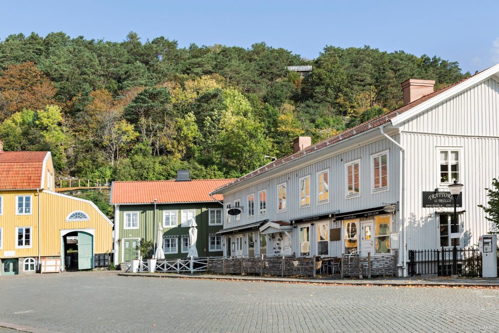 Gamla torget i Kungälv med trähus och uteserveringar