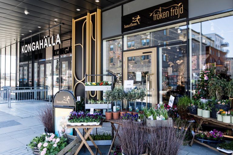 Entrén till Kongahälla med butiker och blommor
