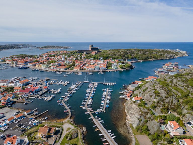 Flygbild över Marstrand med Carlstens fästning och gästhamnen