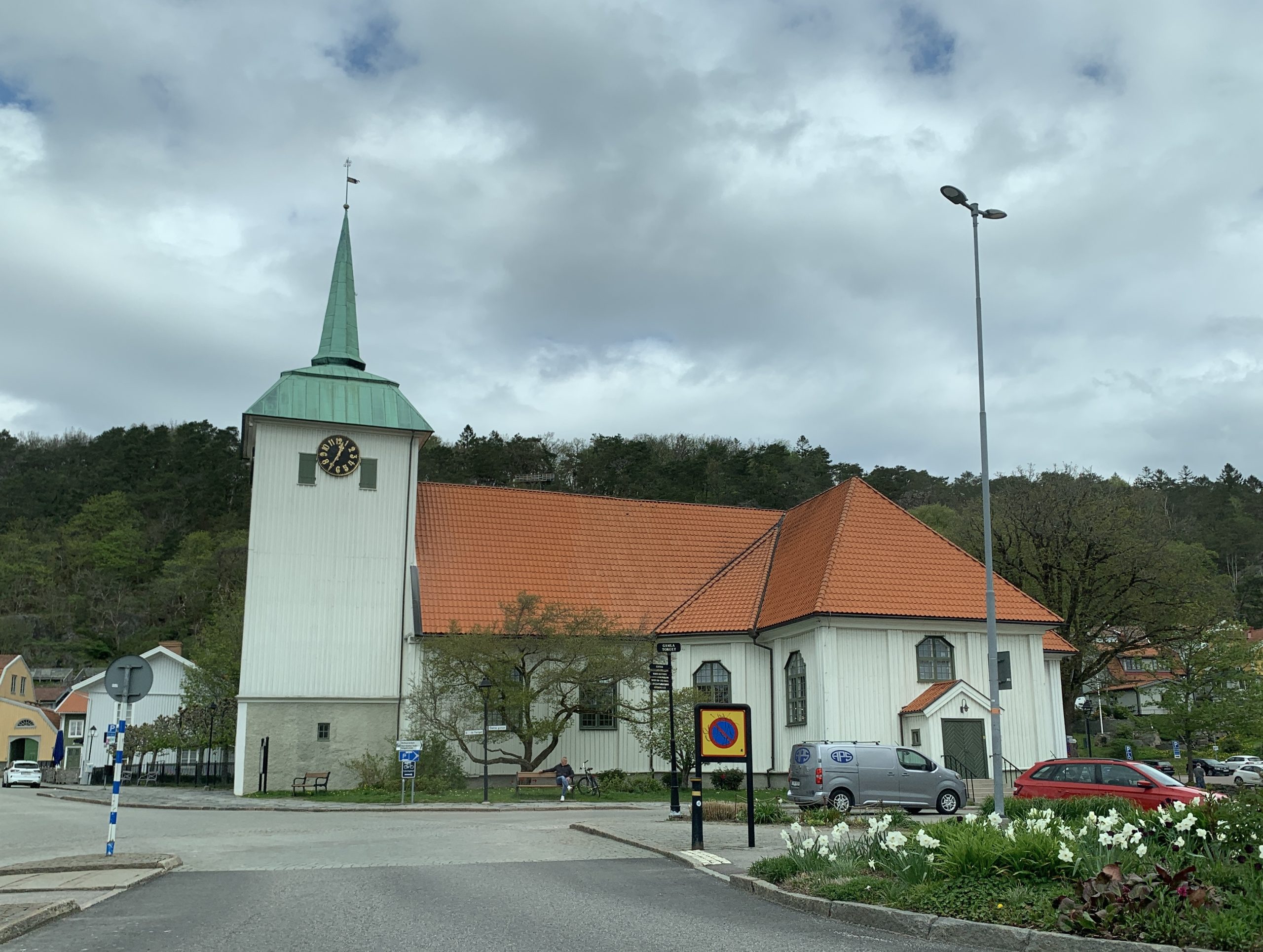 Kungälvs kyrka med vit fasad och rött tak