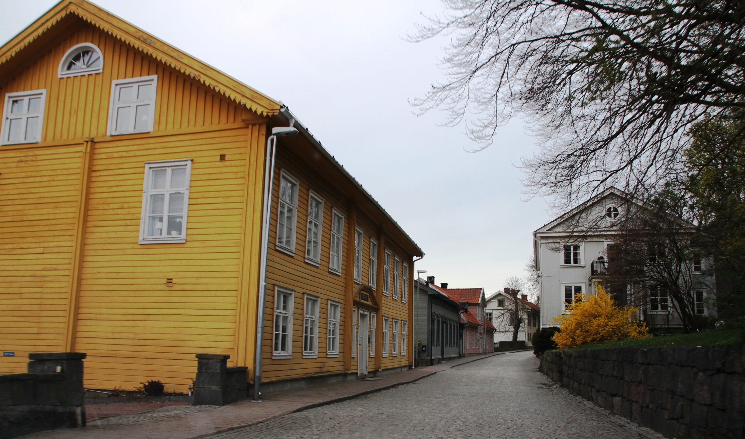 Gult trähus längs Västra gatan i Kungälv